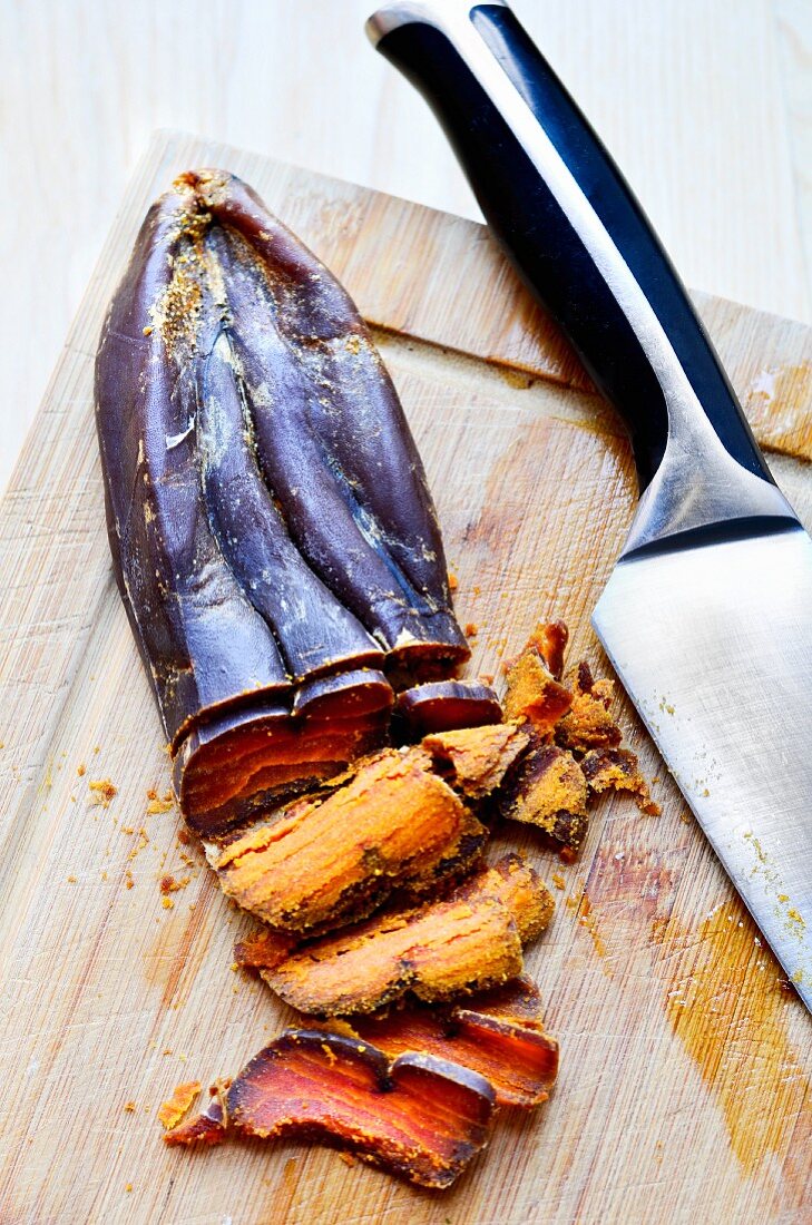 Bottarga (gesalzener gepresster Fischrogen, Sardinien) auf Schneidebrett