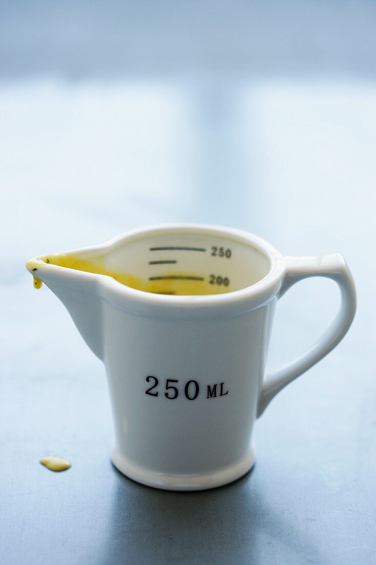 Bearnaise sauce in a measuring jug