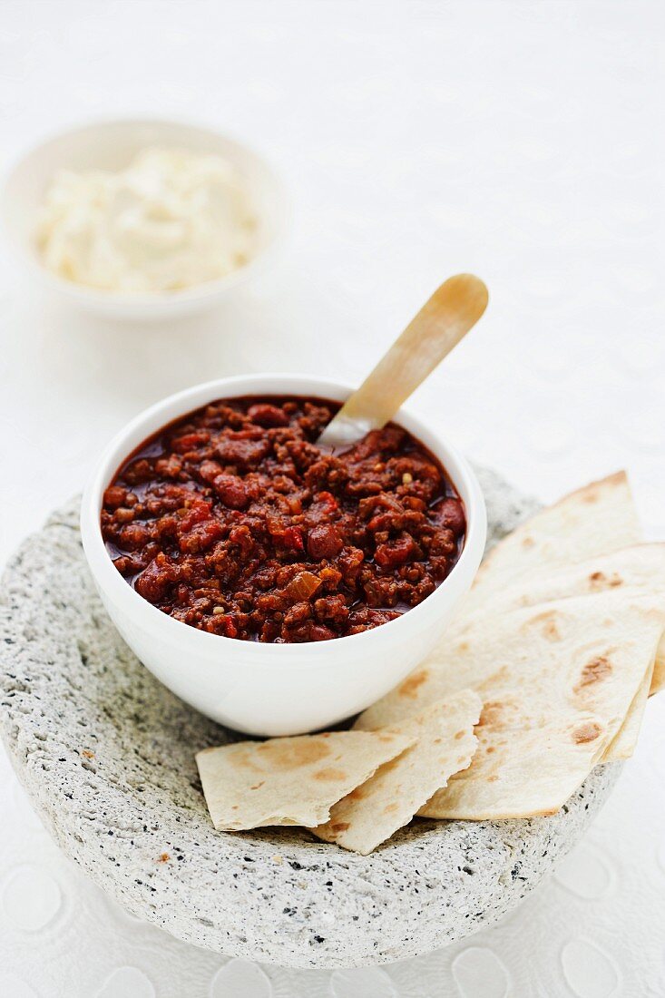 Chilli con carne with unleavened bread