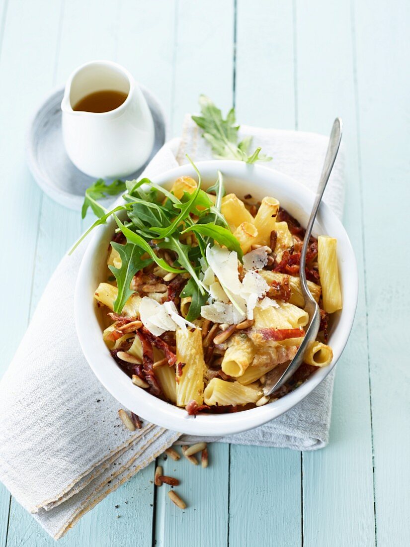 Rigatoni gratin with rocket and pine nuts