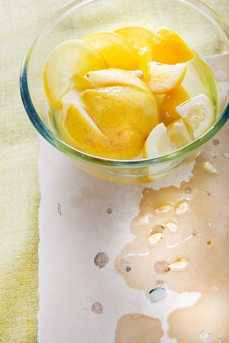 Zitronen in Salzlake in Glasschüssel