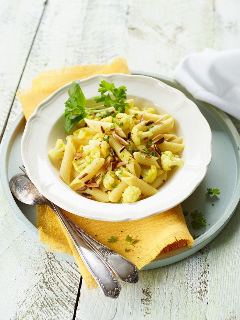 Penne mit Safran-Blumenkohl