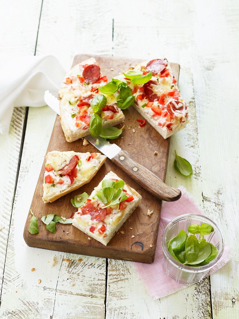 Fladenpizza mit Chilischoten und Basilikum