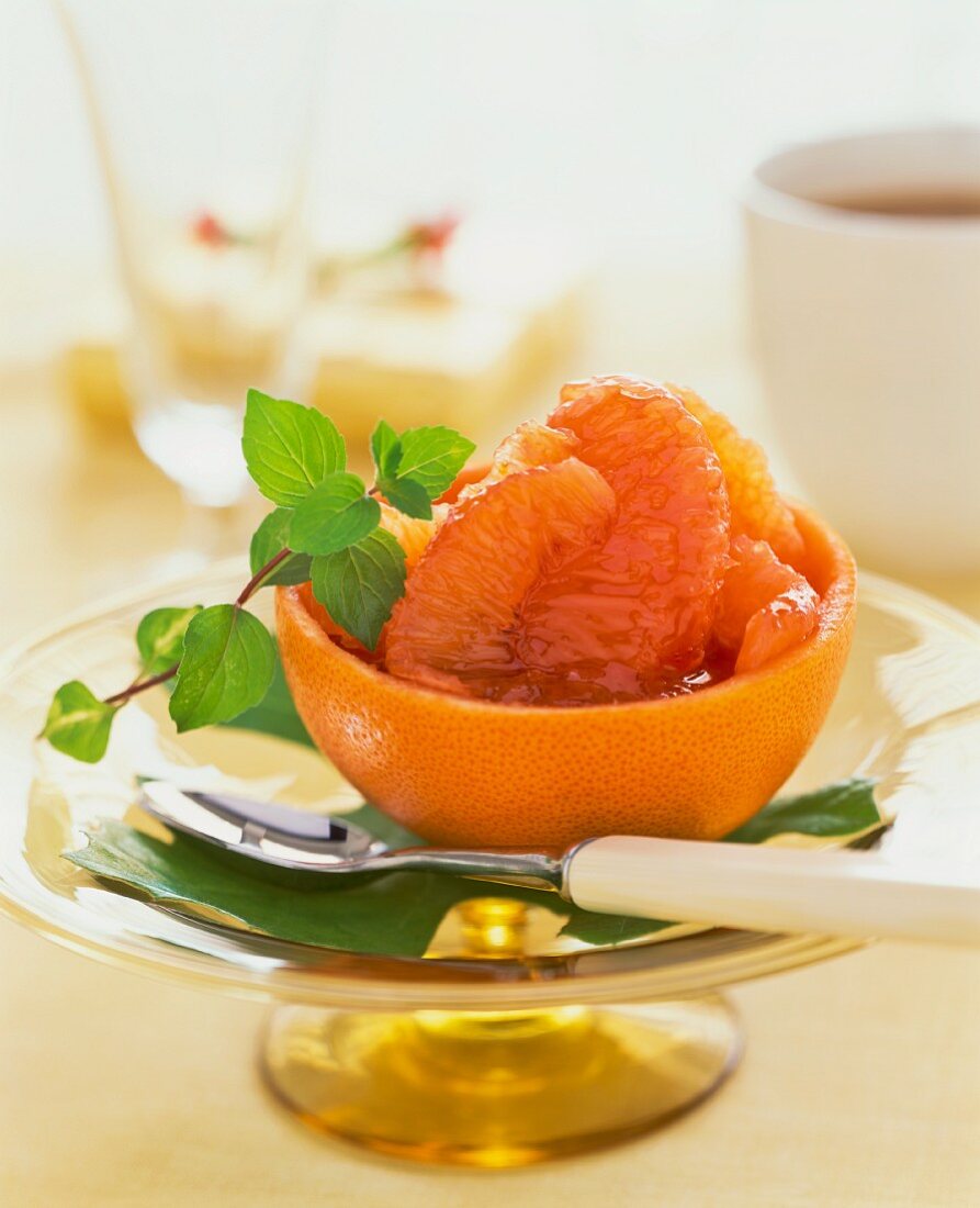 Marinierte Grapefruitfilets in ausgehöhlter Grapefruithälfte