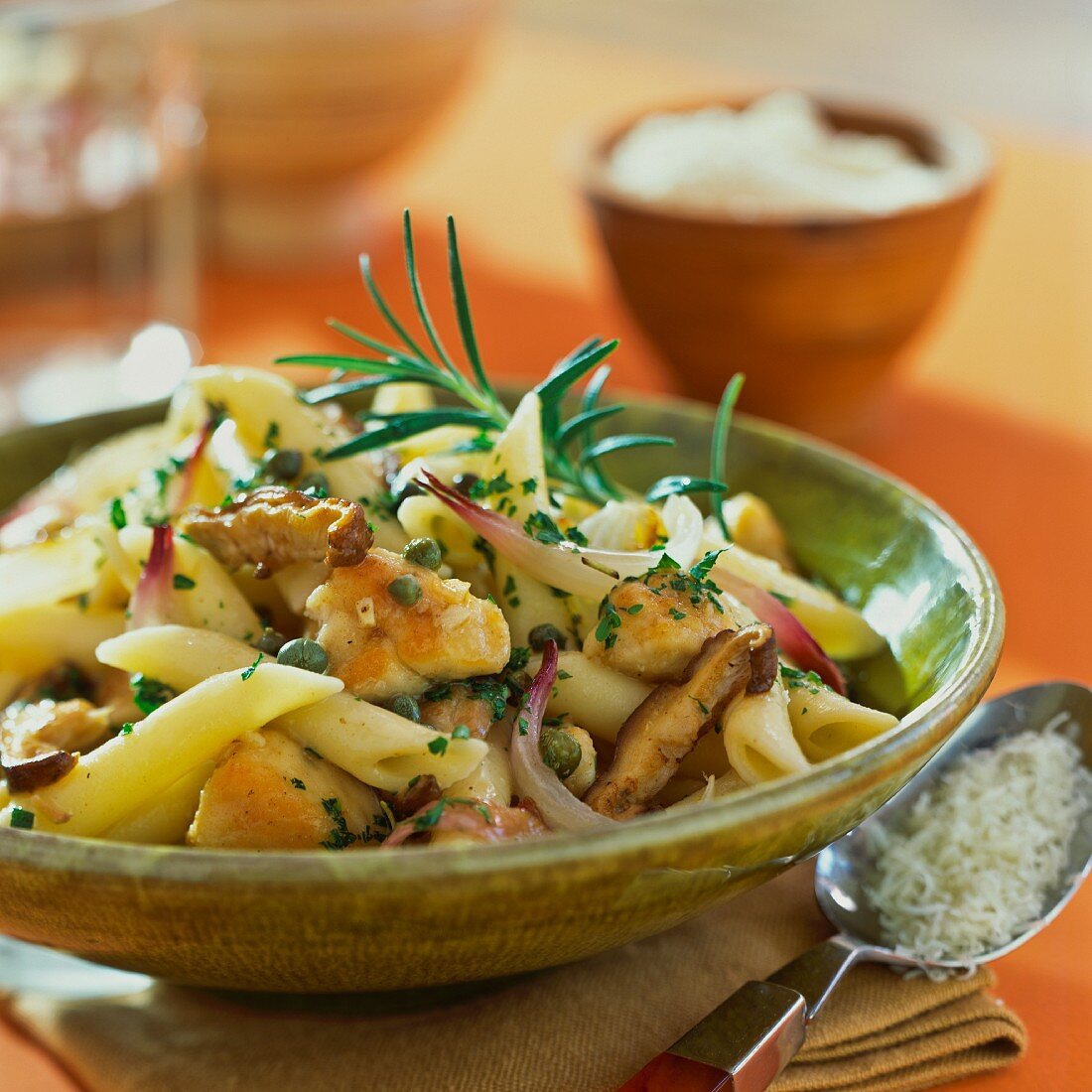 Penne with chicken, mushrooms and onions