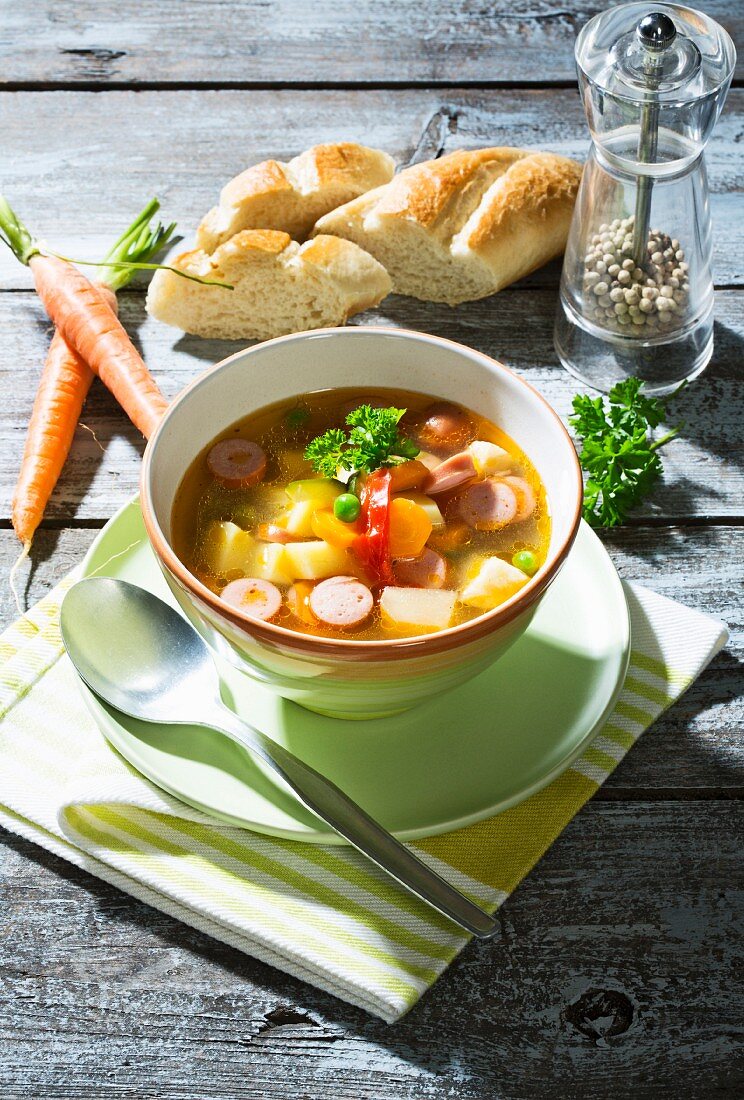 Gemüsesuppe mit Wurst in einer Suppenschale