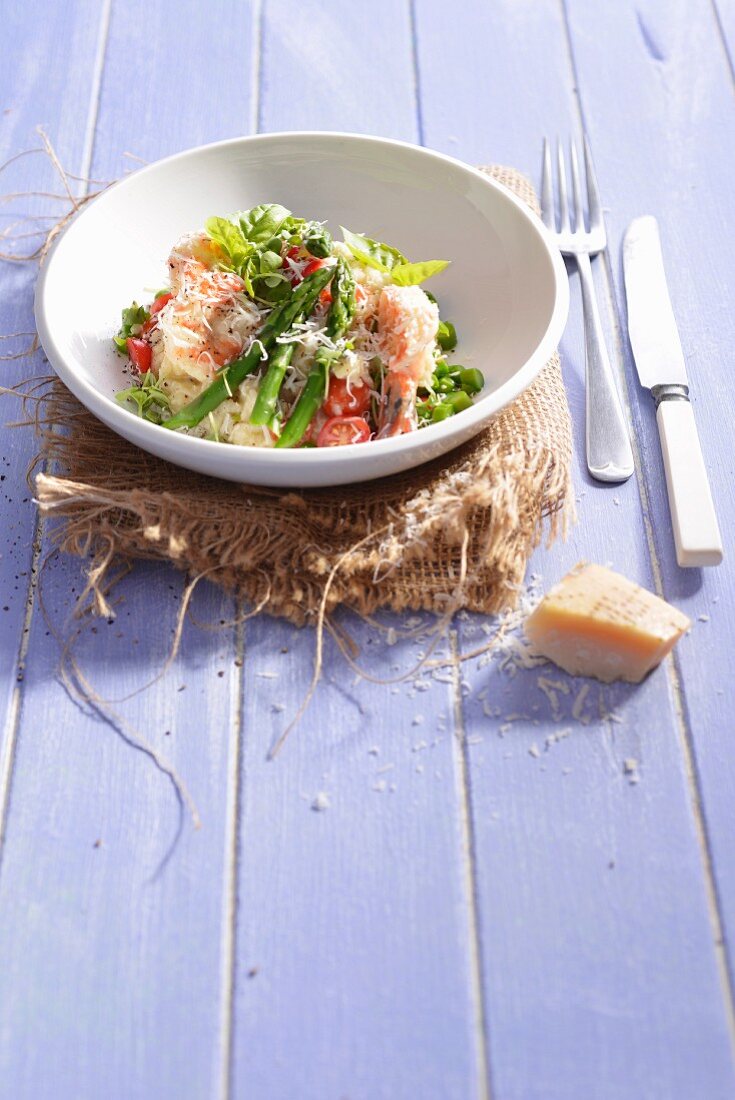 Risotto mit Garnelen, Spargel, Tomaten und Parmesan