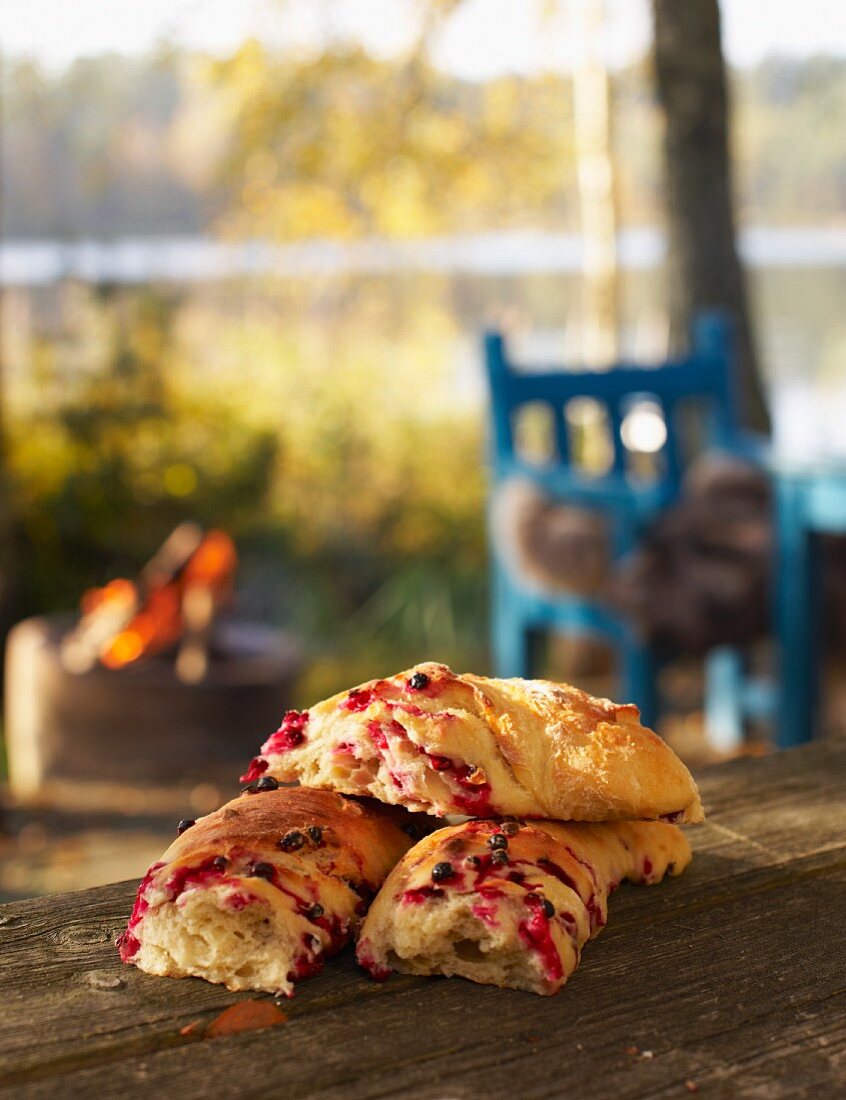 Yeast bread with cranberries for an autumnal picnic