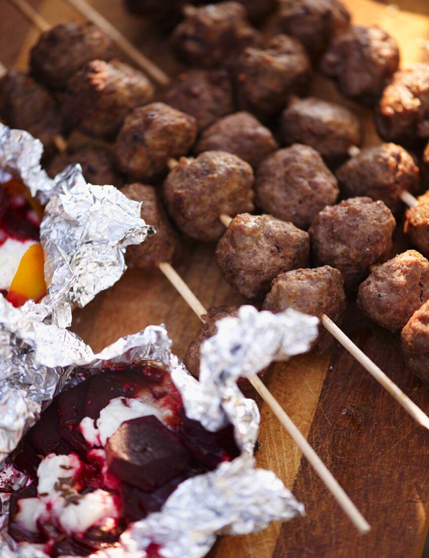 Hirschspiesse, Rote-Bete- und Kürbispäckchen mit Käse zum Herbstpicknick