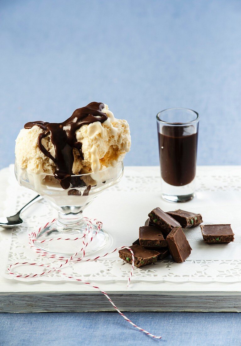 Eisbecher mit Schoko-Minz-Sauce