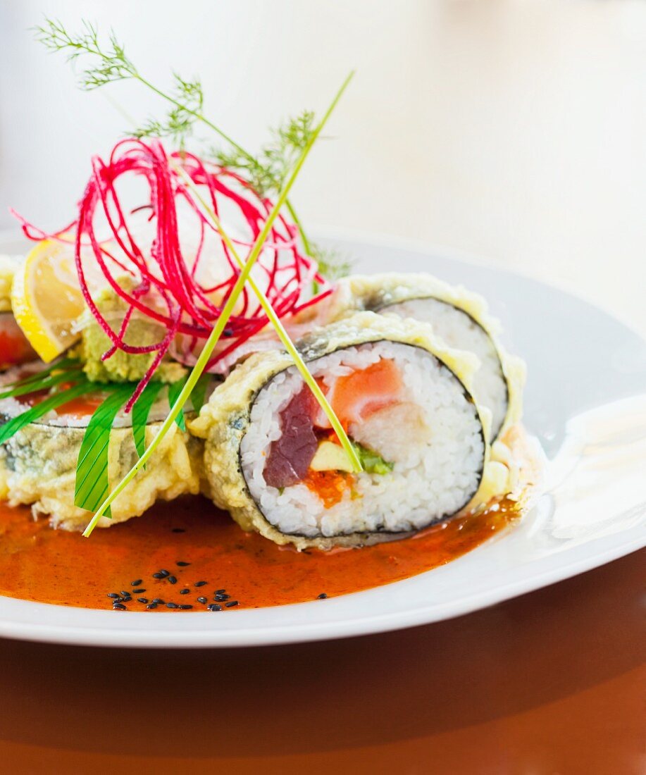 Maki-Sushi mit mit Thunfisch, Frühlingszwiebeln und Avocado in würziger Sauce