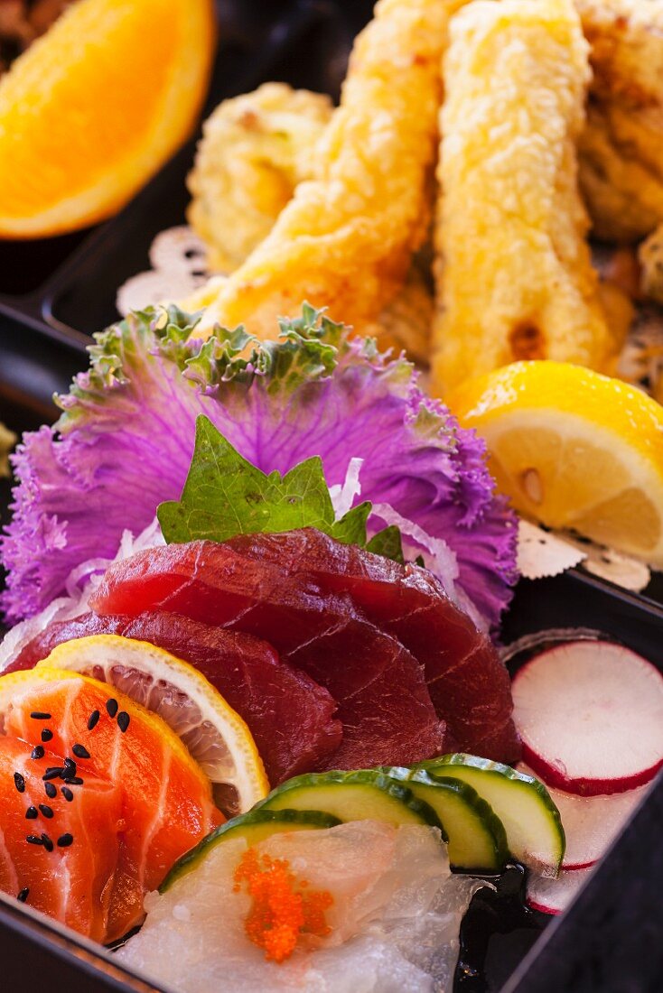 Bentobox mit Amiyaki Rindfleisch, Shrimps- und Gemüsetempura und Sashimi (Japan)