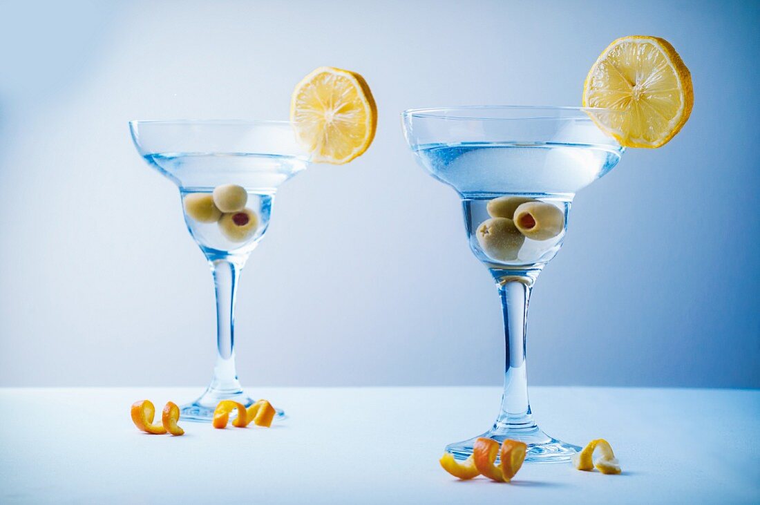 Martini mit Oliven und Zitrone