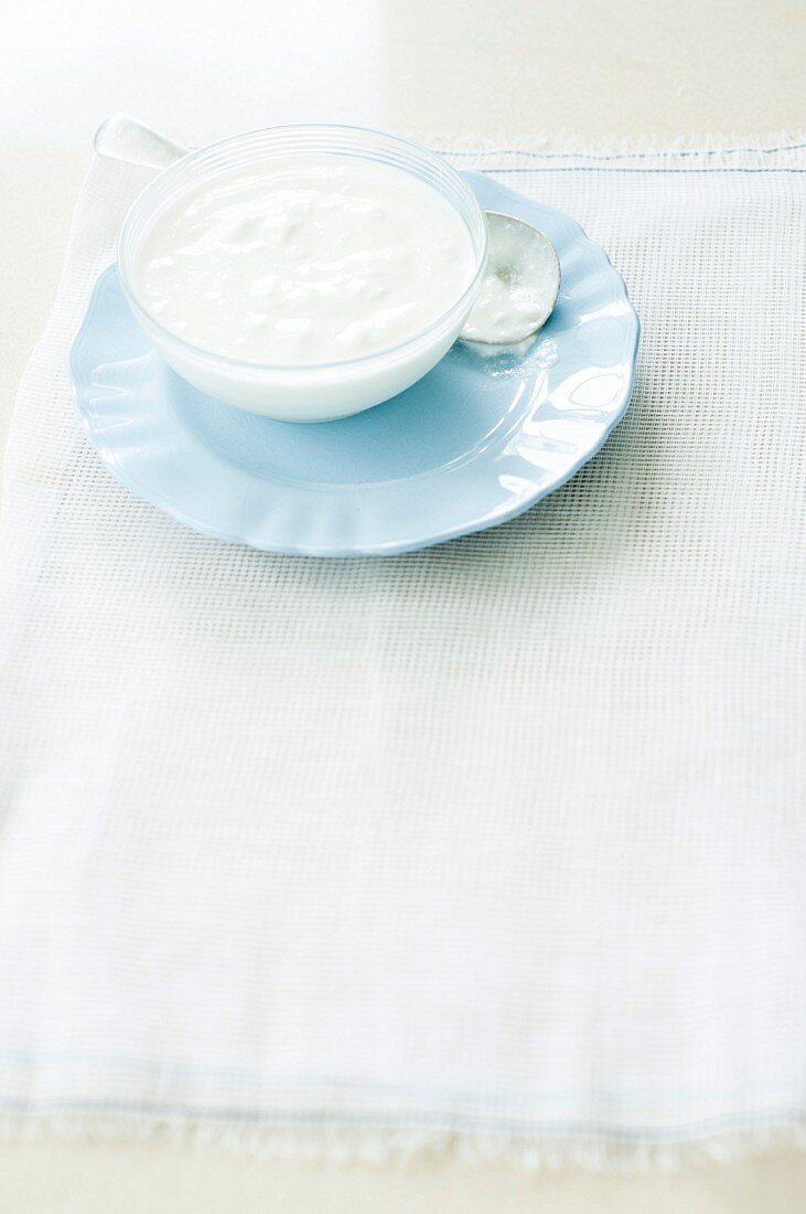 Naturjoghurt in einer Tasse mit Löffel
