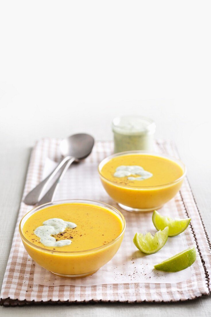 Würzige Kokos-Butternusskürbis-Suppe mit Korianderjoghurt
