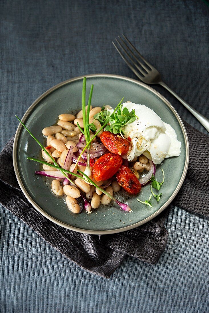 Warmer weisser Bohnensalat mit Chilies, roten Zwiebeln und Mozzarella