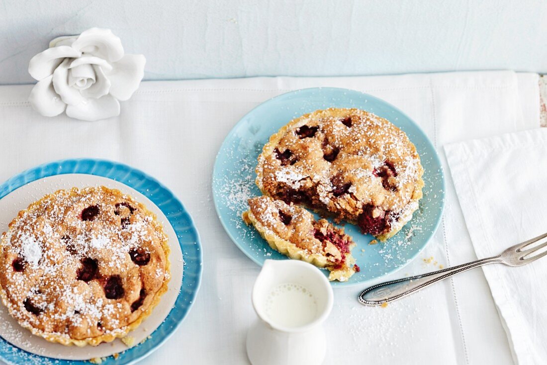 Shortcrust tarts with sour cherries and gingerbread spice