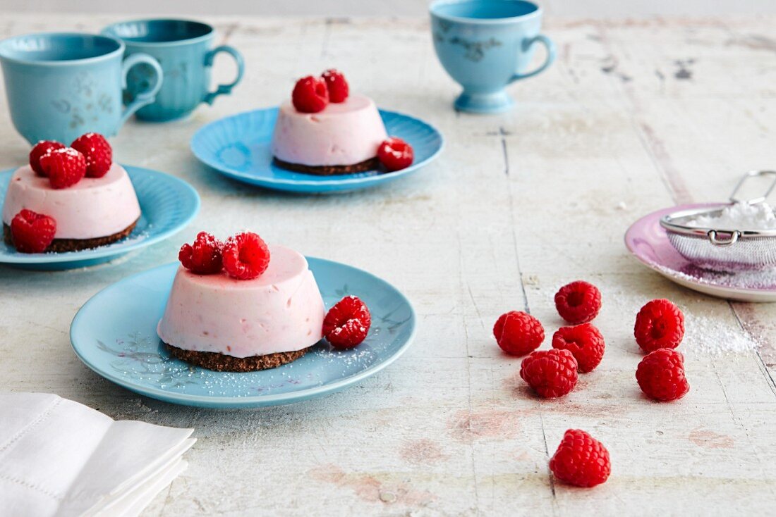 Raspberry yoghurt cakes