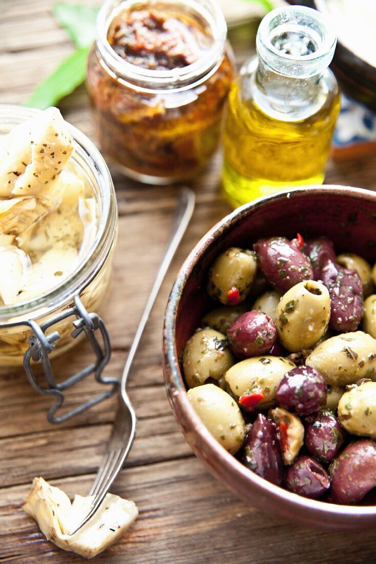 Italienische Antipasti: Eingelegte Oliven, Artischockenherzen und getrocknete Tomaten