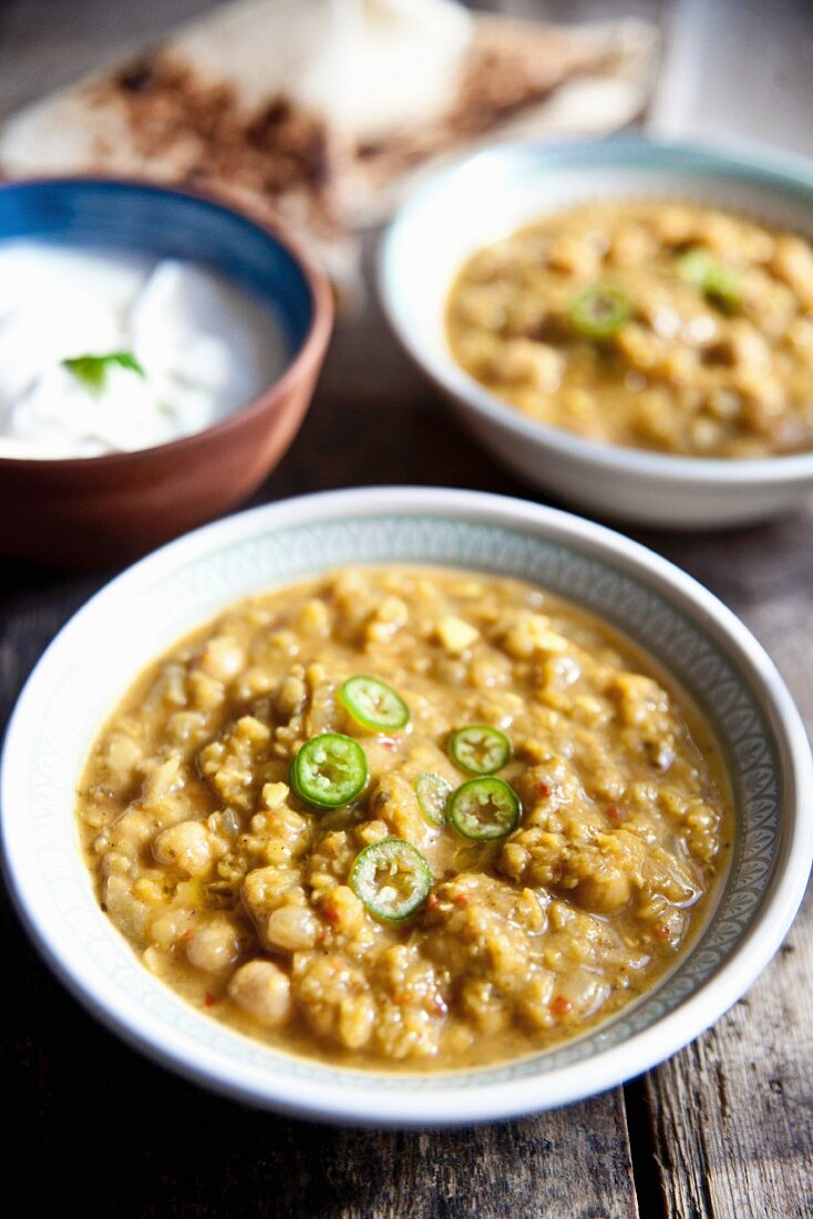 Chana Masala (Kichererbsen-Curry) mit Fladenbrot und Raita