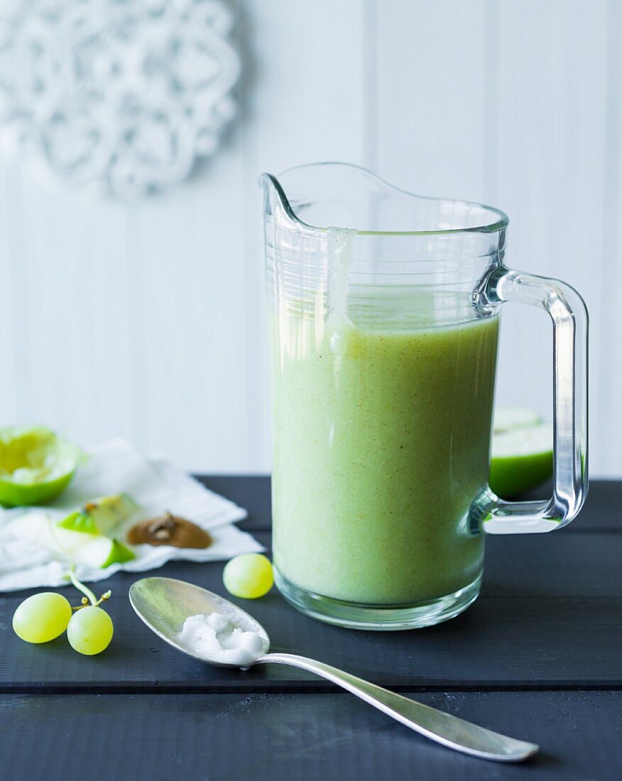 Grashopper: a green smoothie made with lemon, lime, grapes and kiwi