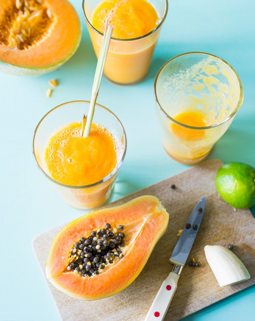 Tropical Smoothie mit Papaya, Melone, Banane & Zitronengras