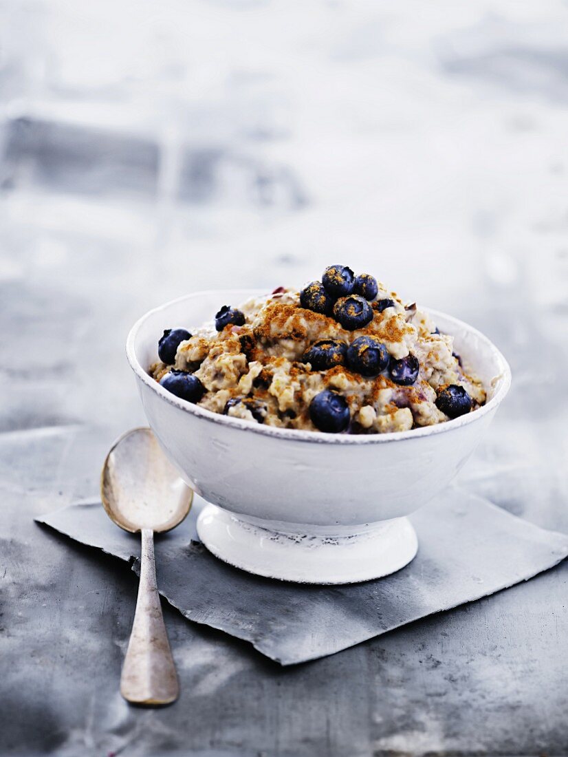 Nackthafermüsli mit Joghurt, Zimt und Blaubeeren