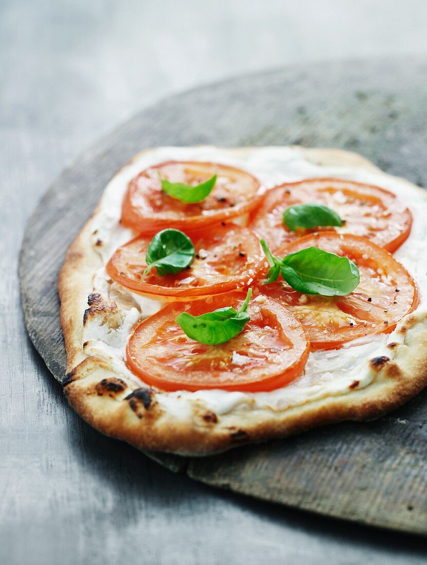 Pizza mit Ziegenfrischkäse und Tomaten