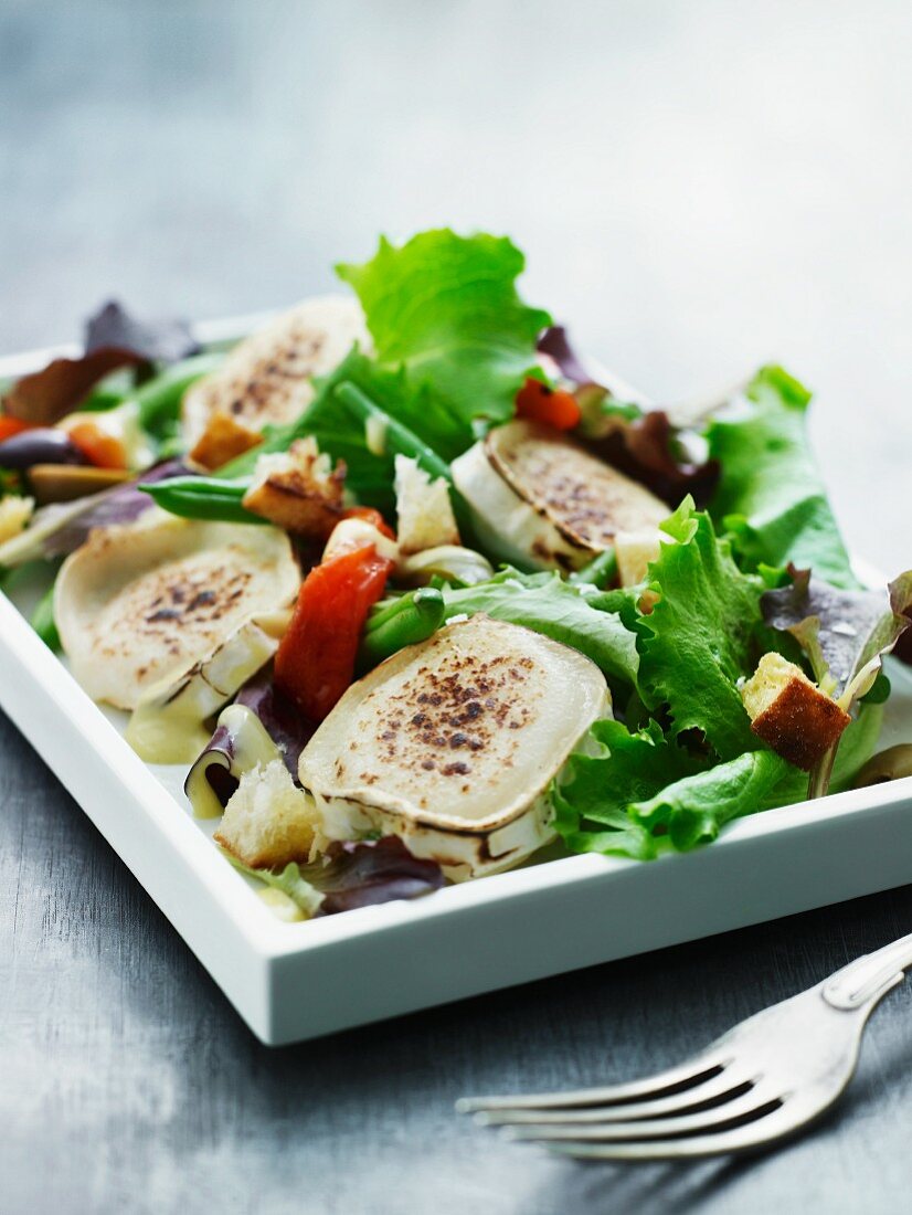 A colourful salad with goat's cheese