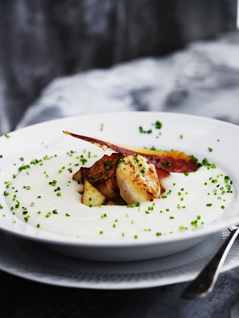 Topinambursuppe mit Jakobsmuscheln