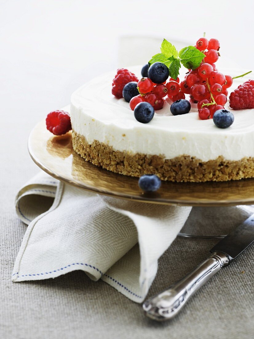 Joghurttorte mit frischen Beeren