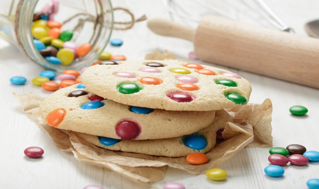 Cookies mit bunten Schokolinsen