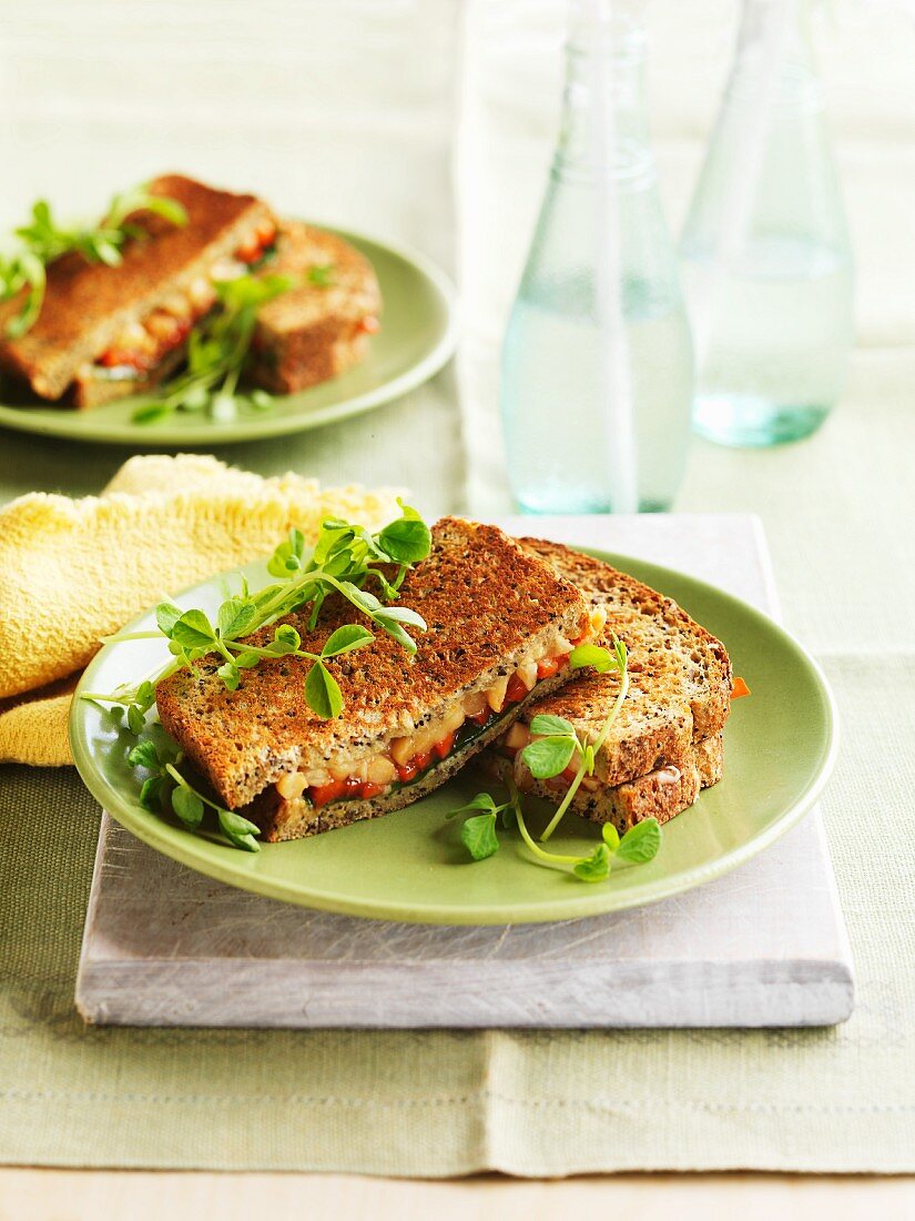 Toast mit Spinat, Paprika und Baked Beans