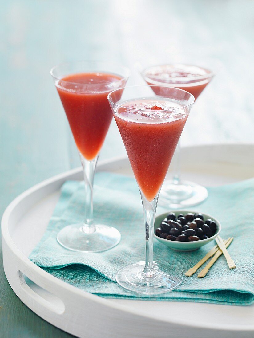 Erdbeer-Cocktails mit Oliven