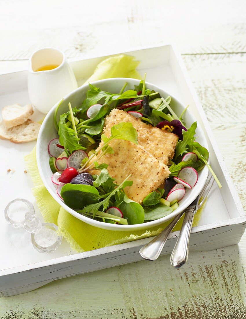 Gebratener Feta mit Spinatsalat und Radieschen