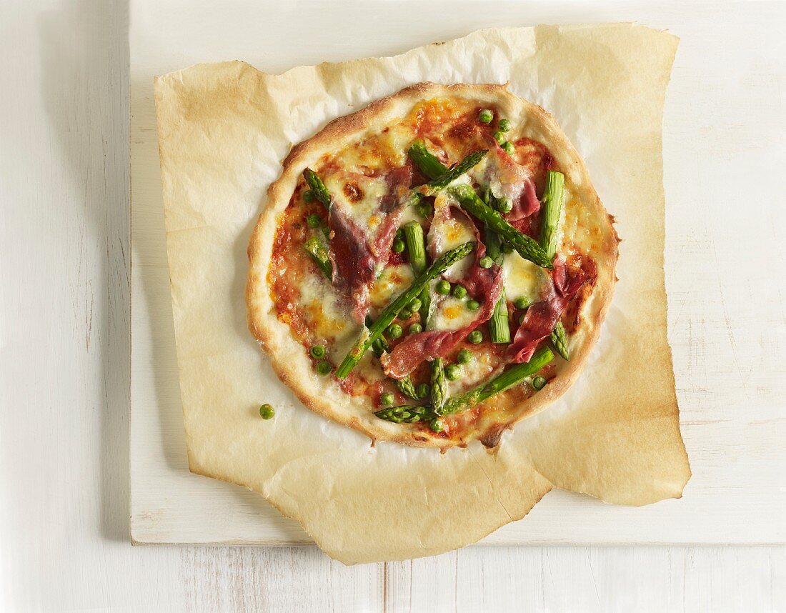Pizza with green asparagus and ham