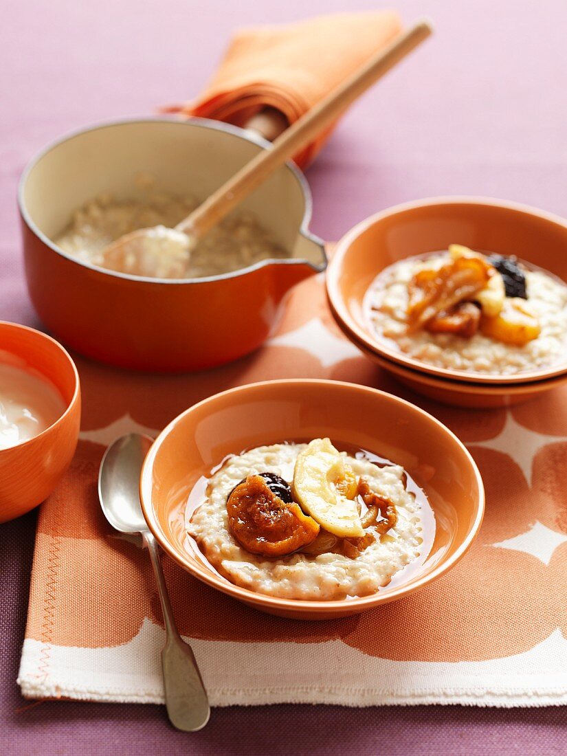 Porridge mit Trockenfrüchtekompott