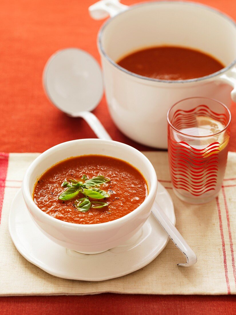 Tomatensuppe mit Basilikum