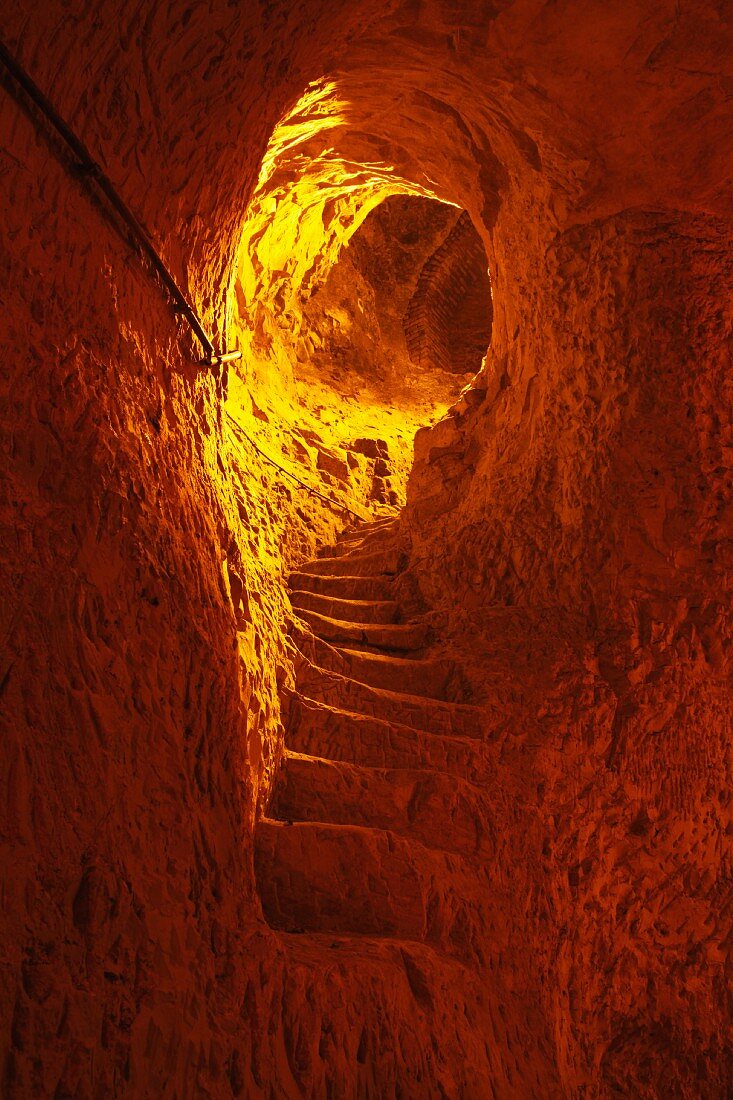 Treppe in Stein gehauen führt in einen Weinkeller