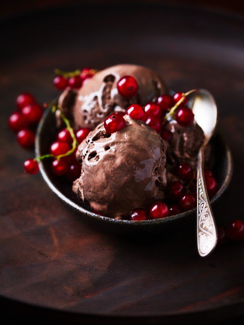 Schokoladeneis mit roten Johannisbeeren