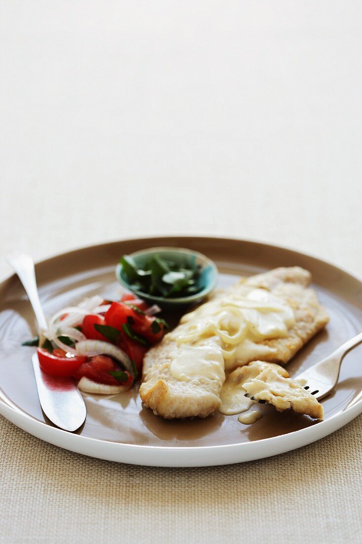 Gegrillter Fisch mit Sahnesauce und Tomatensalat