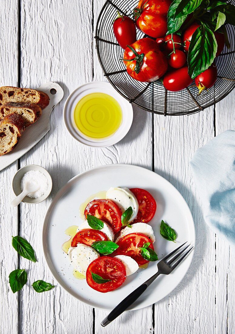 Tomatensalat mit Mozzarella und Basilikum