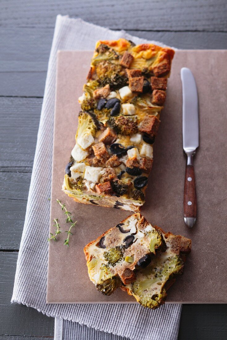 Feta cake with broccoli, black olives and wholemeal bread