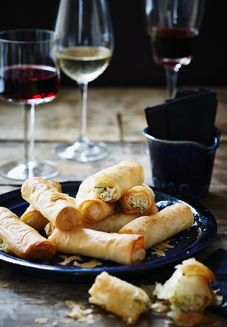 Filloteigröllchen mit Lauch und Feta