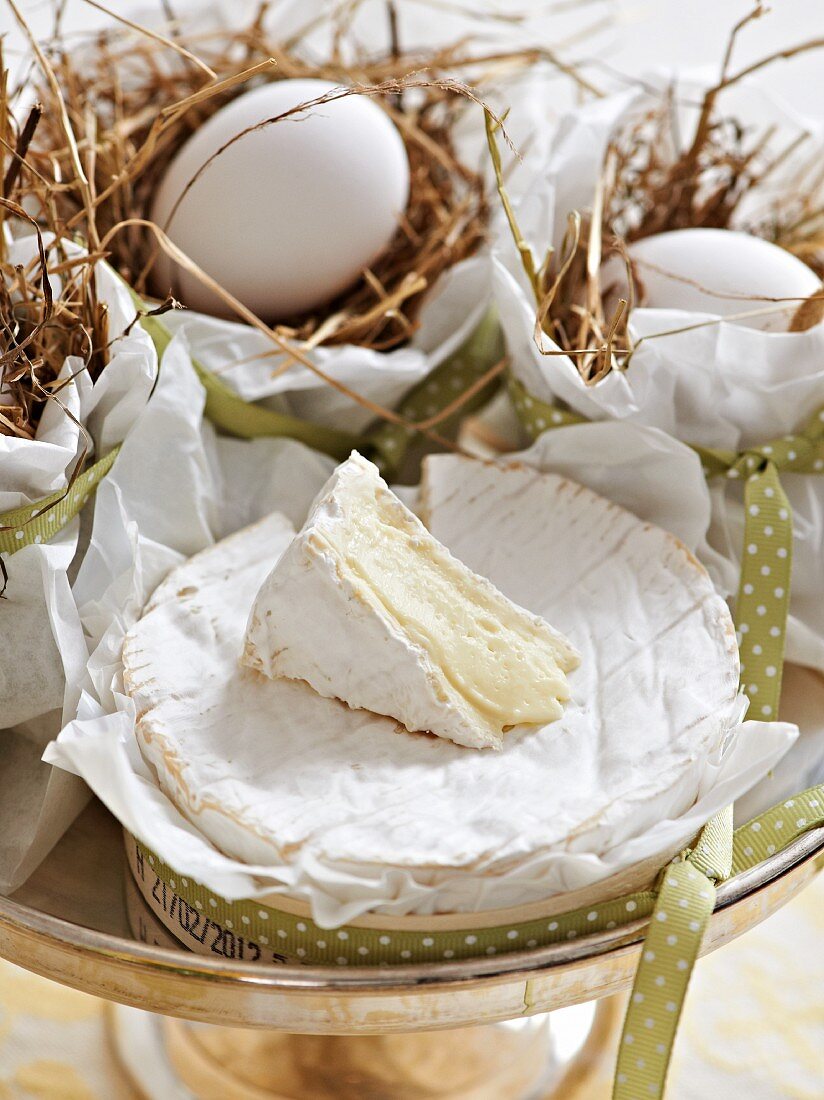 Camembert und Eier im Nest zum Osterbrunch