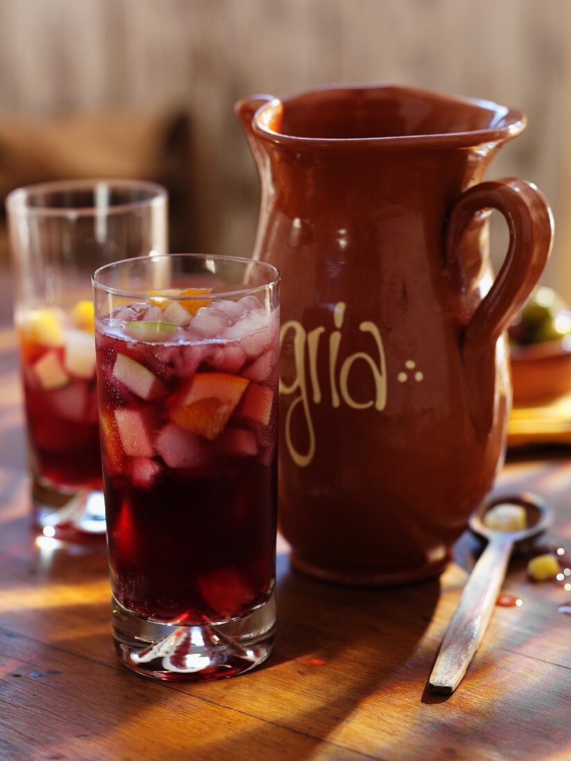 Sangria in Gläsern und Tonkrug