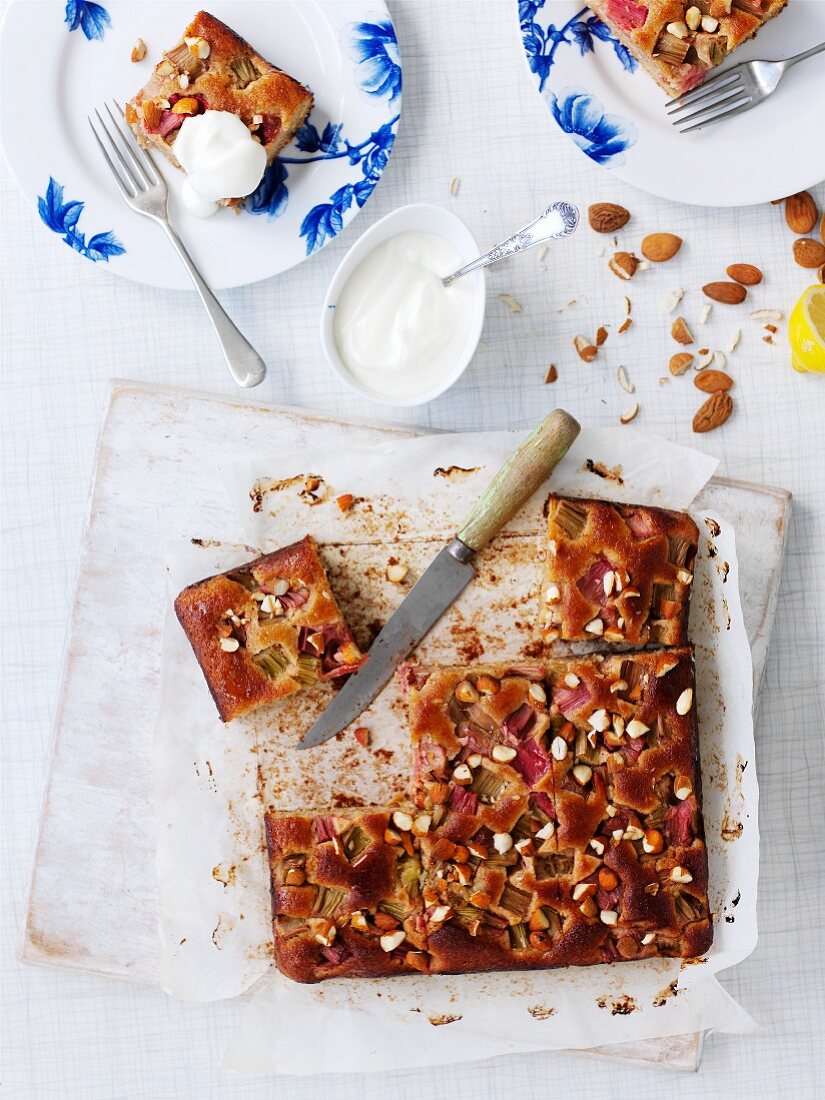 Rhubarb and lemon cake with almonds