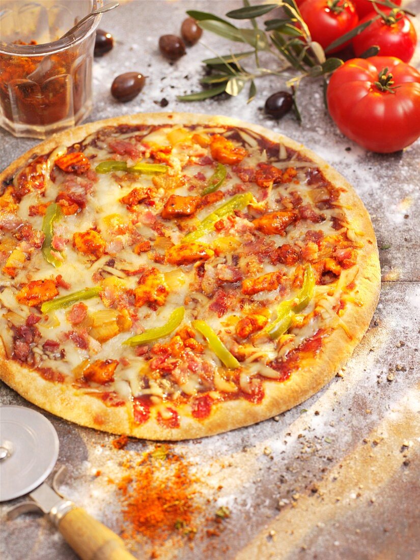 Pizza mit Hackfleisch und Peperoni