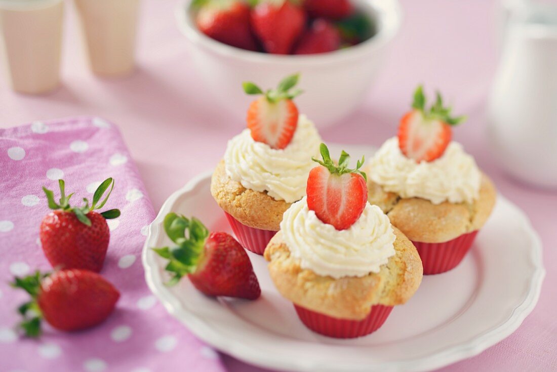 Erdbeer-Muffins mit Mascarpone- Topping auf weißem Teller