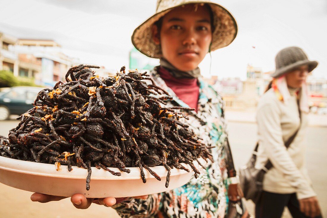 Frau verkauft gebratene Vogelspinnen, Kambodscha